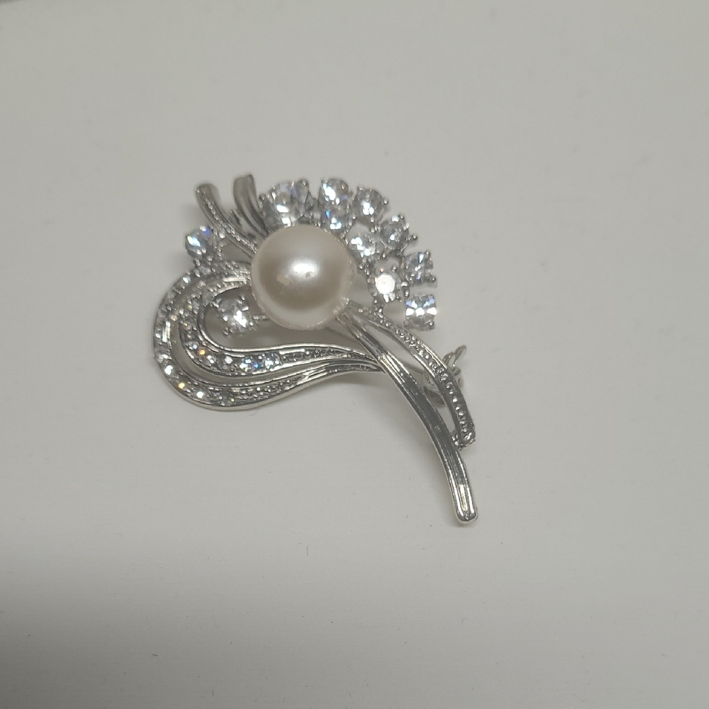 Elegant Silver and Pearl Brooch